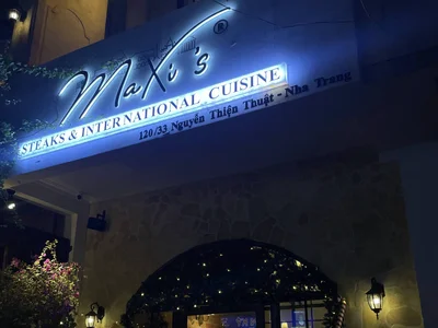 MaXi's Steaks & International Cuisine